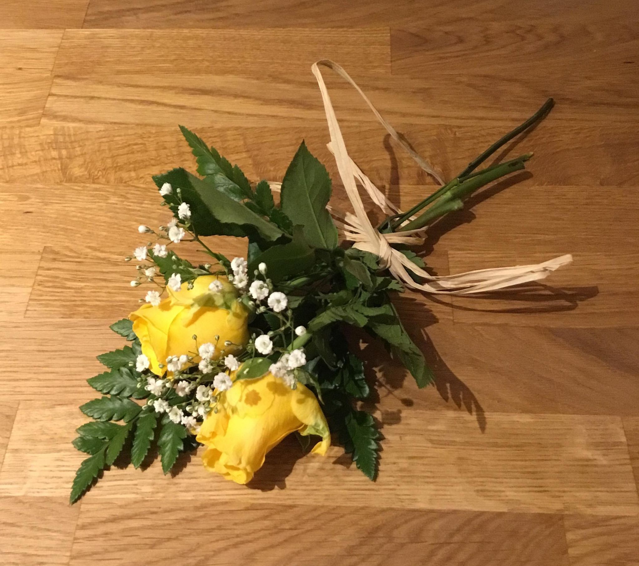 Handbukett begravning med två gula rosor - nr 608