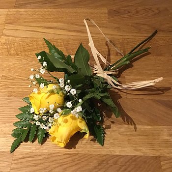 Handbukett begravning med två gula rosor - nr 608