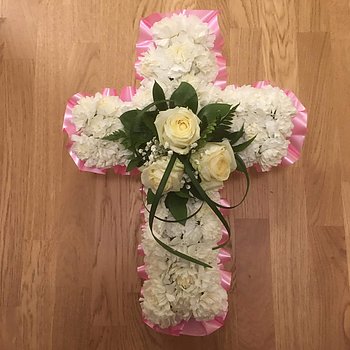 Begravningsblomma blomsterdekoration kors vitt - nr 714