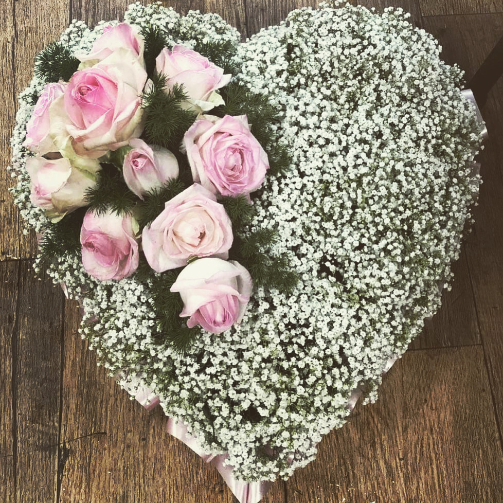 Begravningsblomma - begravningskrans brudslöja och rosor - nr 209