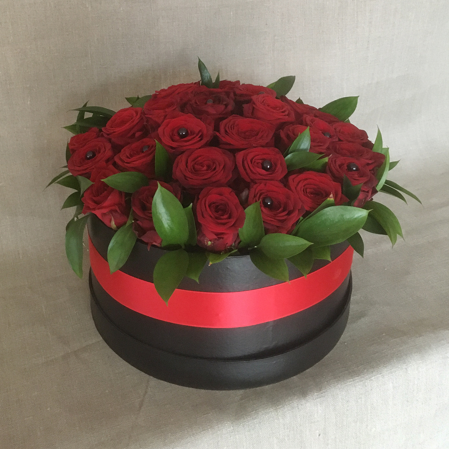 Blomsterdekoration svart box med rosor - nr 309