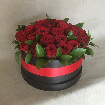 Blomsterdekoration svart box med rosor - nr 309