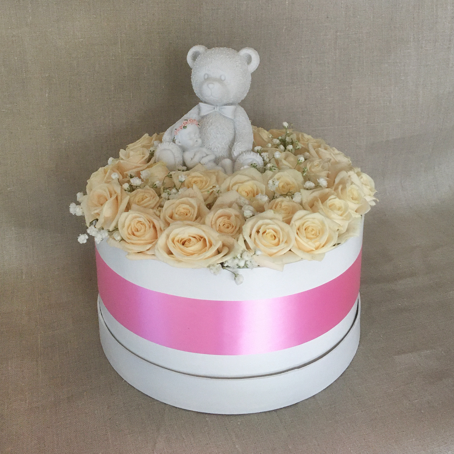  Blomsterdekoration vit box med rosor och rosa band - nr 310