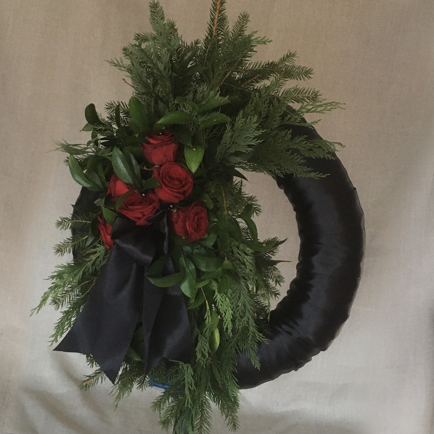 Begravningsblomma krans med satinband och röda rosor - nr 108
