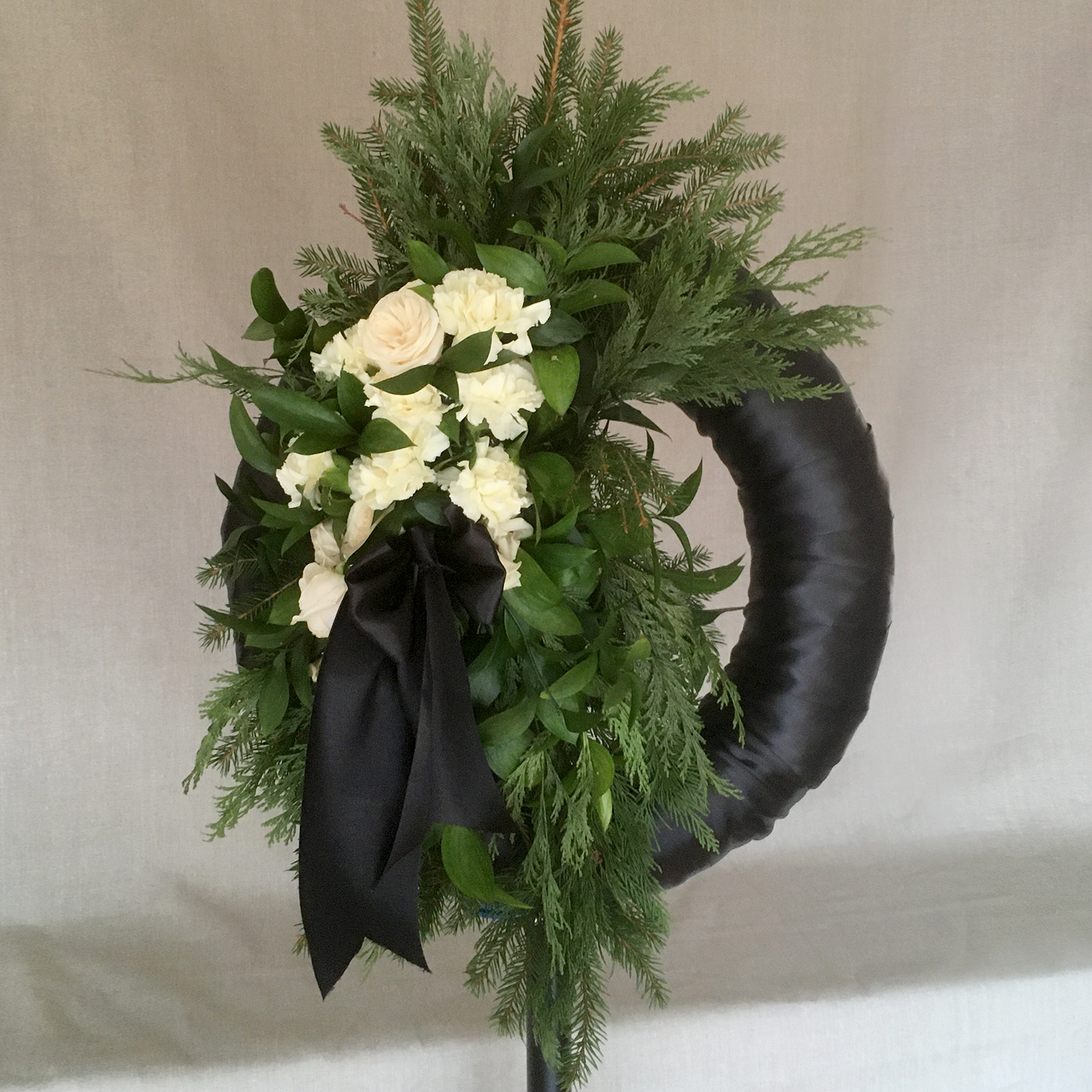 Begravningsblomma krans med satinband och vita nejlikor - nr 107