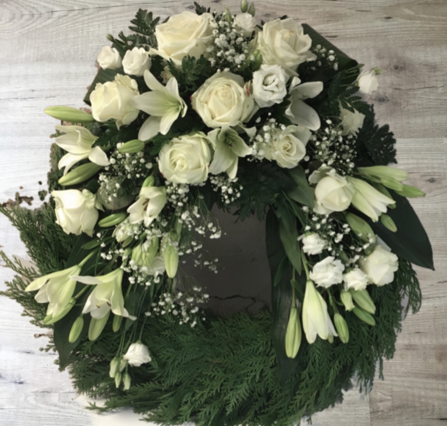 Begravningsblomma krans med liljor och rosor - nr 118