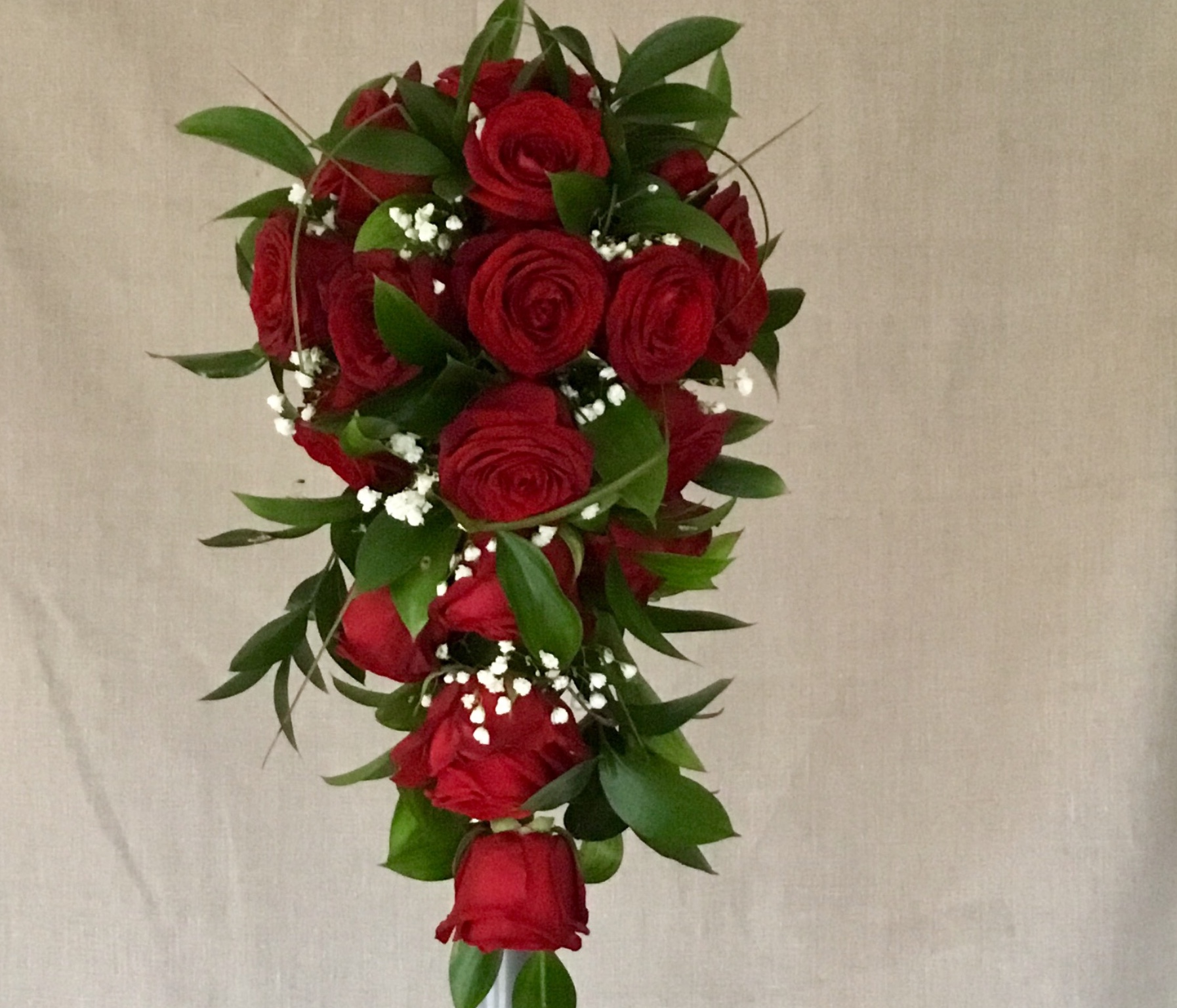 Droppformad kompakt brudbukett med röda rosor - nr 301