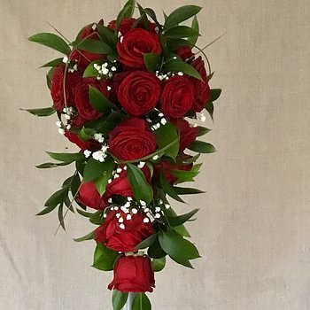 Droppformad kompakt brudbukett med röda rosor - nr 301