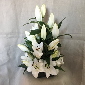 Begravningsblomma stående dekoration med liljor - nr 404