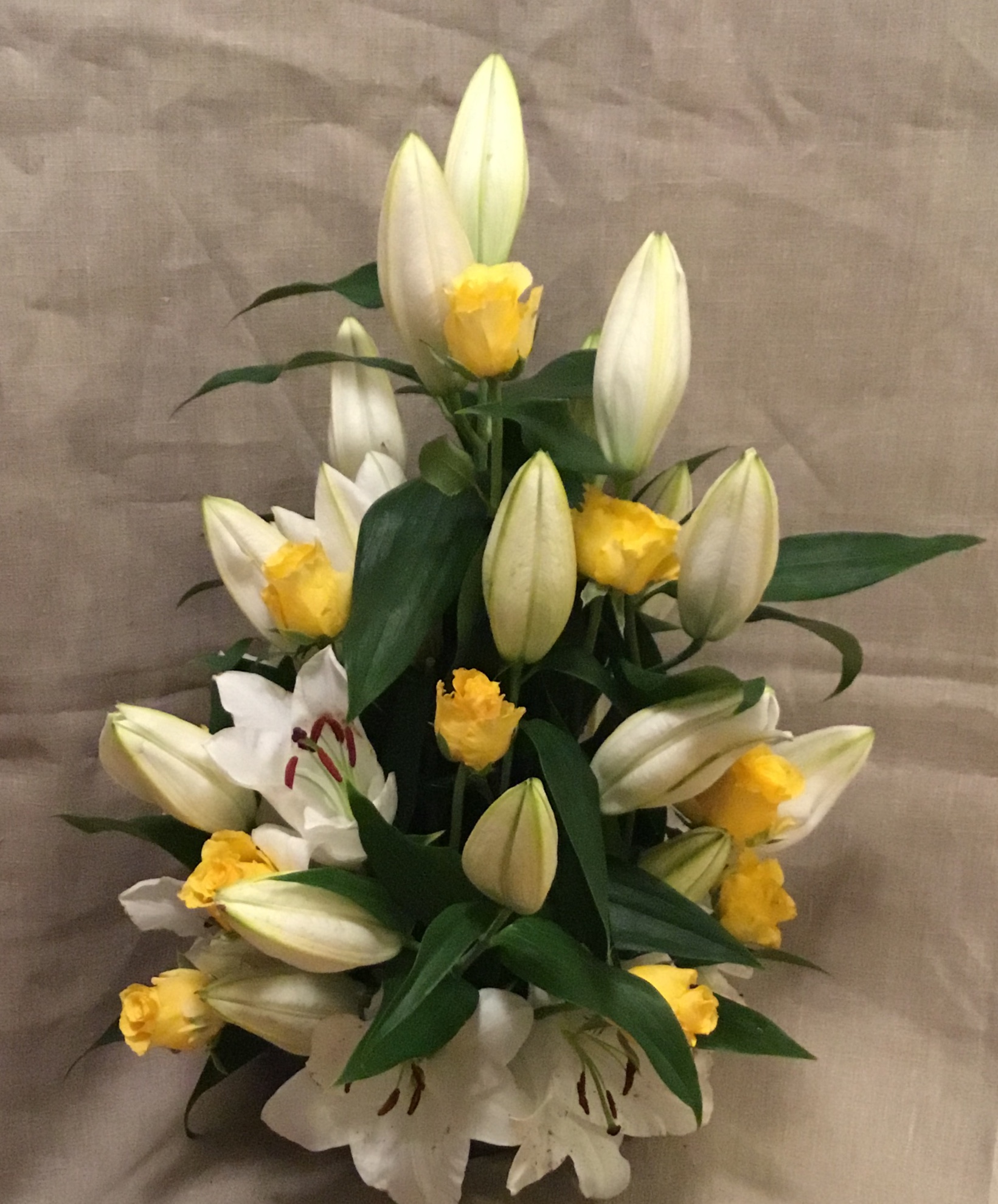 Begravningsblomma stående dekoration med liljor och gula rosor - nr 405