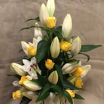 Begravningsblomma stående dekoration med liljor och gula rosor - nr 405