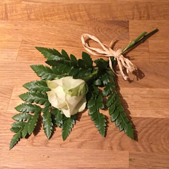Handbukett begravning med en vit ros - nr 601