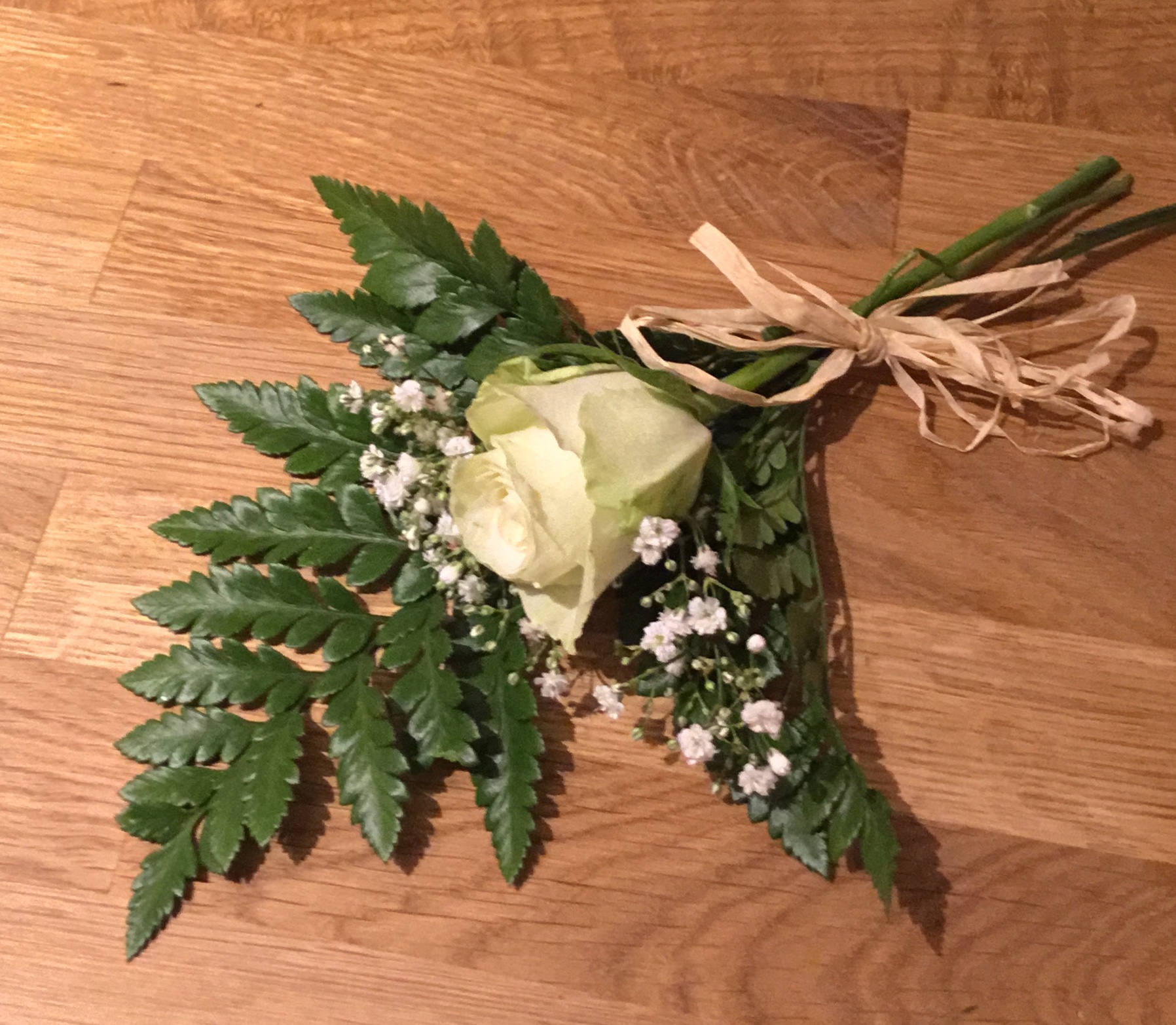 Handbukett begravning med vit ros och brudslöja - nr 602