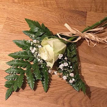 Handbukett begravning med vit ros och brudslöja - nr 602