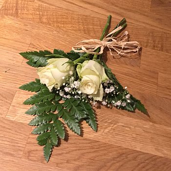 Handbukett begravning med två vita rosor - nr 603