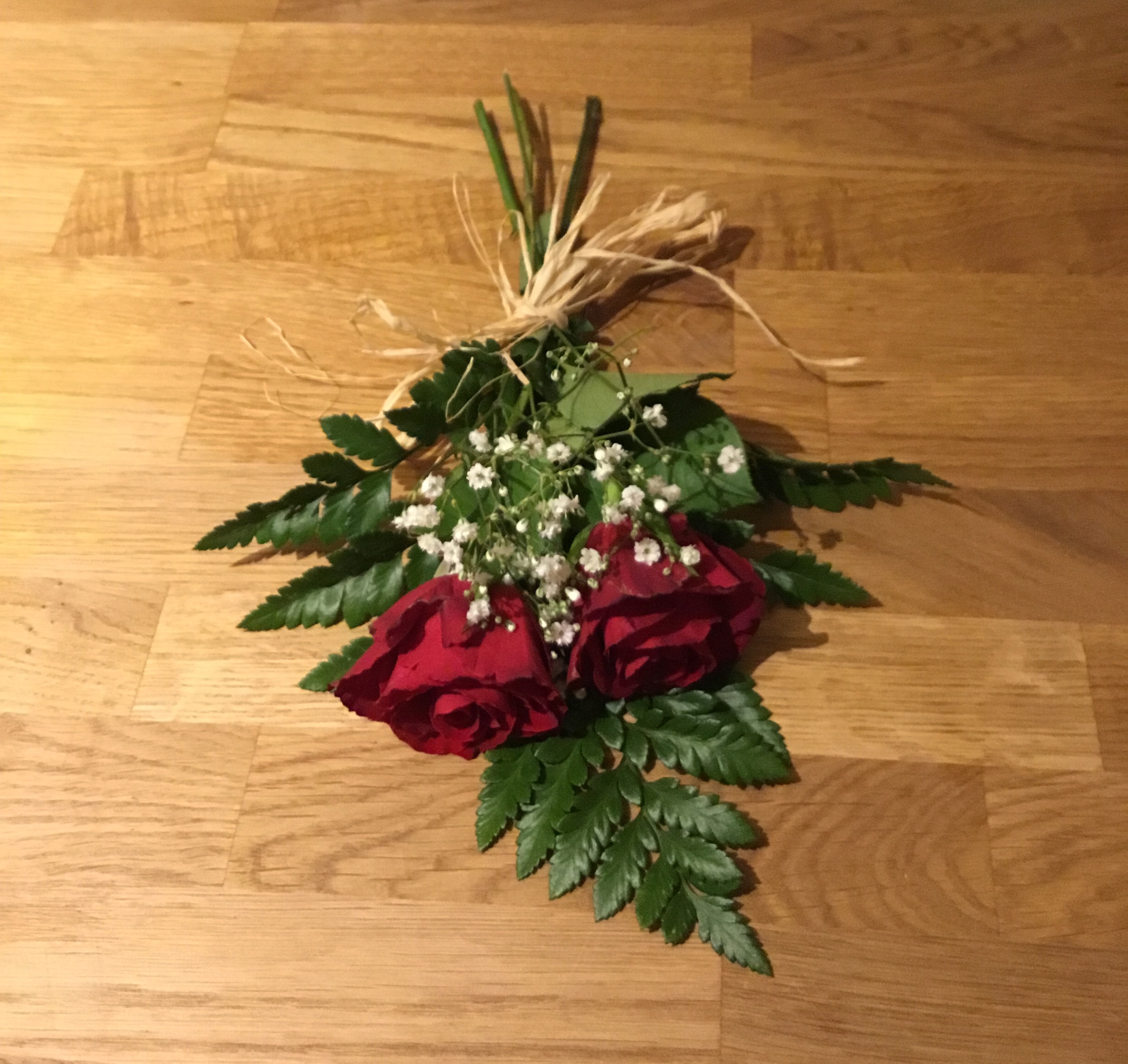 Handbukett begravning med två rösa rosor - nr 604