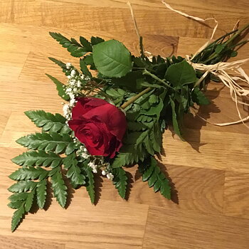 Handbukett begravning med röd ros och brudslöja - nr 605
