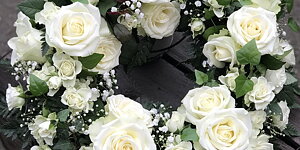BEGRAVNINGSBLOMMOR VI LEVERERAR TILL: KUNGÄLV, GÖTEBORG, PARTILLE, MÖLNDAL, LANDVETTER, ALE,FLODA, ALINGSÅS , LILLA-EDET, STENUNGSUND . . . . . . . . . . ÖVRIGA SVERIGE: RING OSS SÅ HJÄLPER VI DIG Se alla ≫