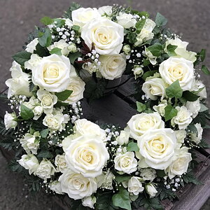 BEGRAVNINGSBLOMMOR I Kungälv, Stenungsund, Lilla Edet, Ale, Göteborg, Mölndal, Partille, Lerum och Alingsås Begravning utanför vårt leverans område?! ring så hjälper vi er Läs mer ≫