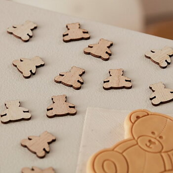 Nallekonfetti i Trä – Teddy Bear Dekoration