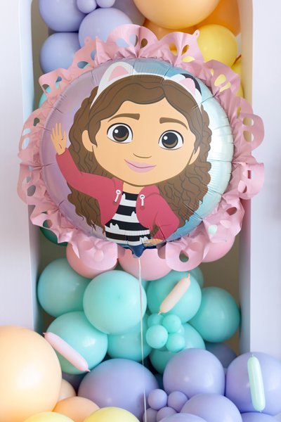 Gabby's Dollhouse folieballong med rosa volang på kalas