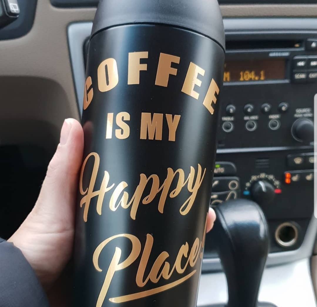 Bilmugg - Coffee is my happy place - svart/silver/guld - 2 storlekar  - 5