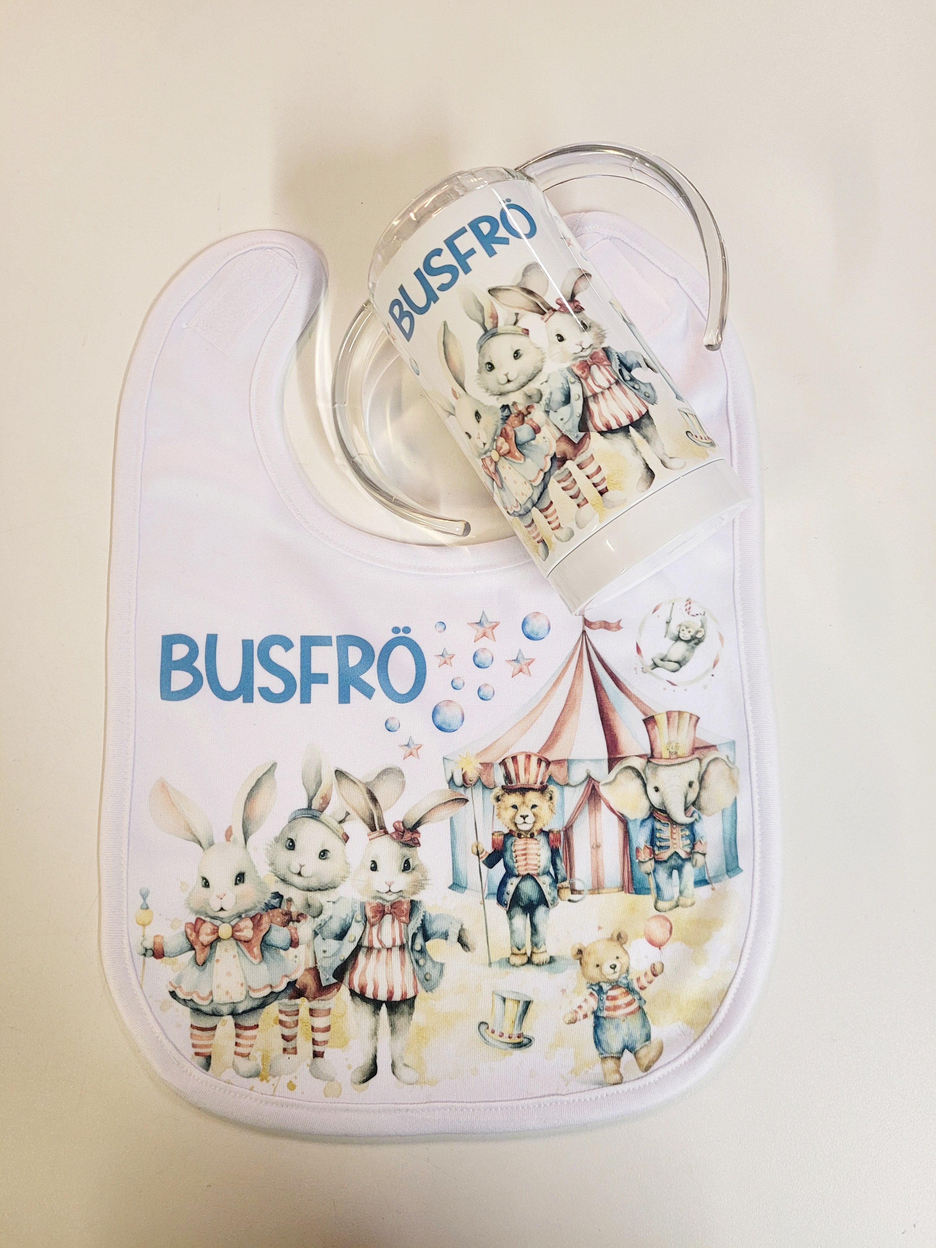 Paketpris: Nappflaska och haklapp - Cirkus