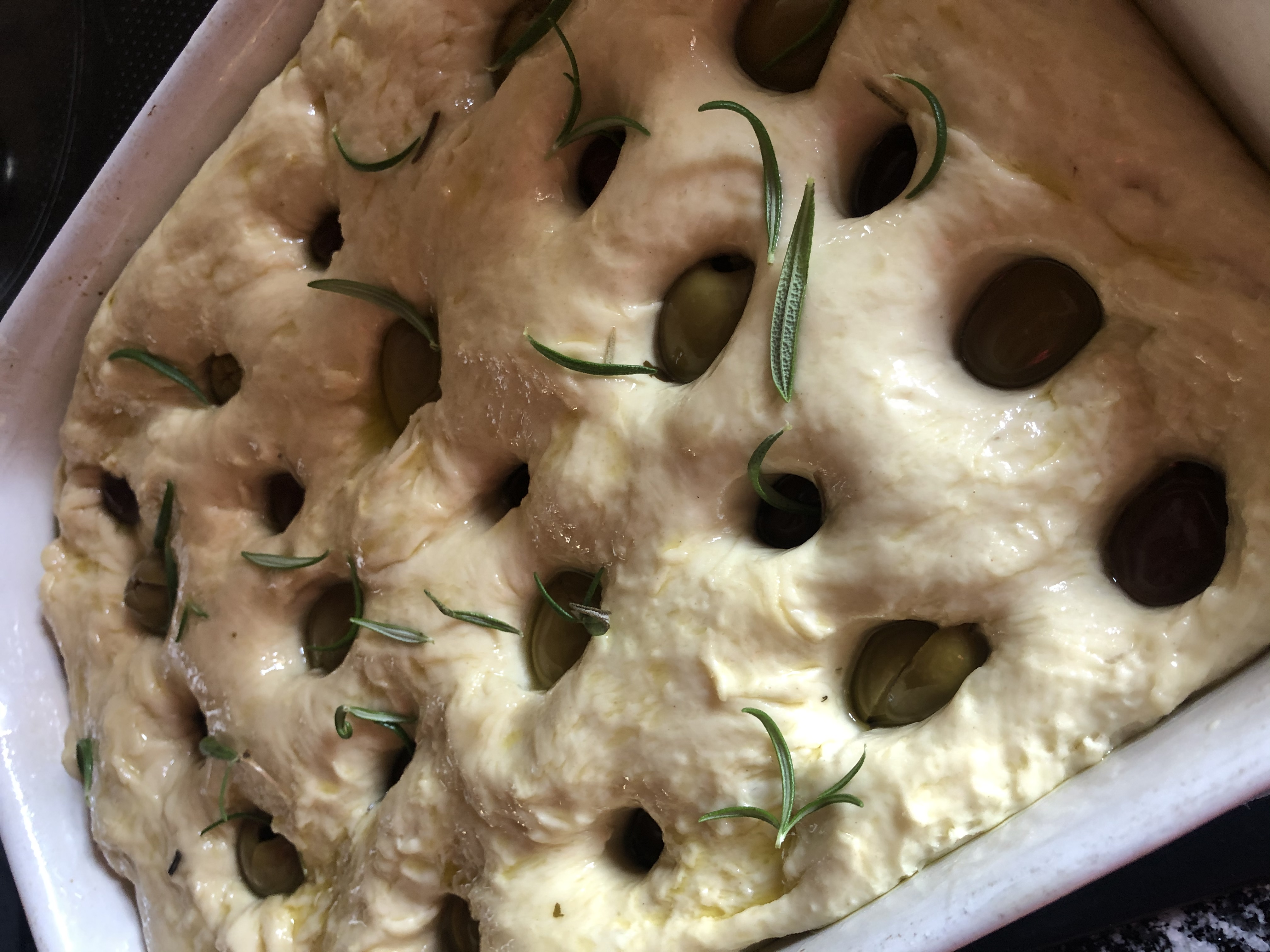 Focaccia alle olive, färdig att gräddas