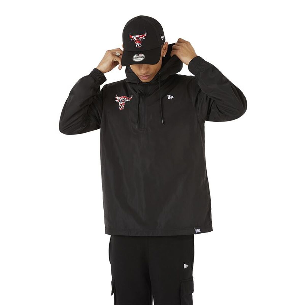 Tröja med huva Herr New Era Chicago Bulls Camo Logo Windbreacker Svart