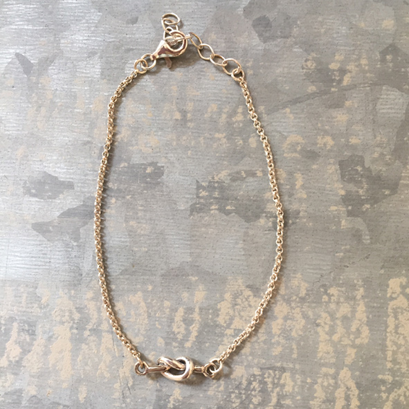 Silverarmband med liten kärleksknut