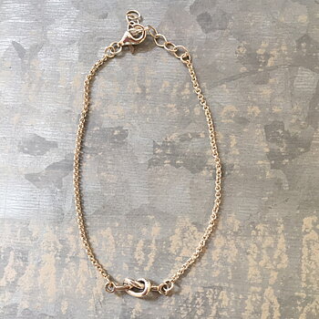 Silverarmband med liten kärleksknut
