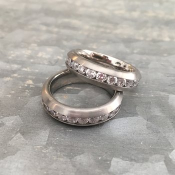 Ring Mira från Edblad i rostfritt stål och med rad av zirkoner
