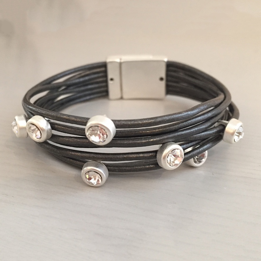 Elisa, Svart armband med 7 st stenprydda läderremmar.