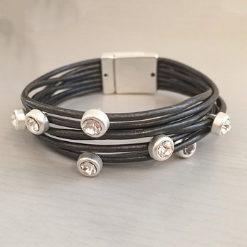 Elisa, Svart armband med 7 st stenprydda läderremmar.