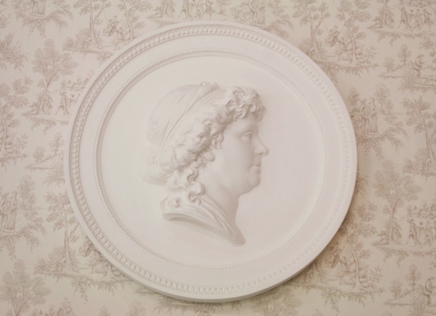 Gipsmedaljong med Anna Maria Lenngren. Avgjutning av Tobias Sergels original.