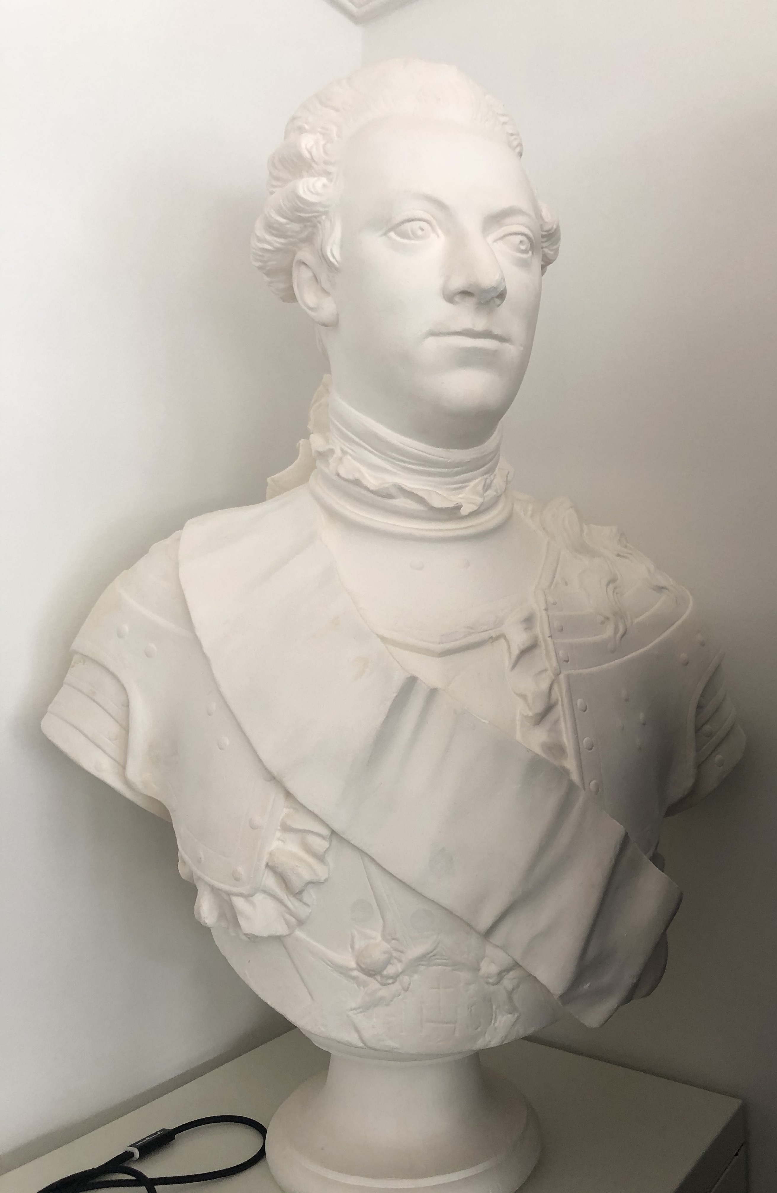 gipsbyst, Gustav III. Avgjutning av Tobias Sergels original.