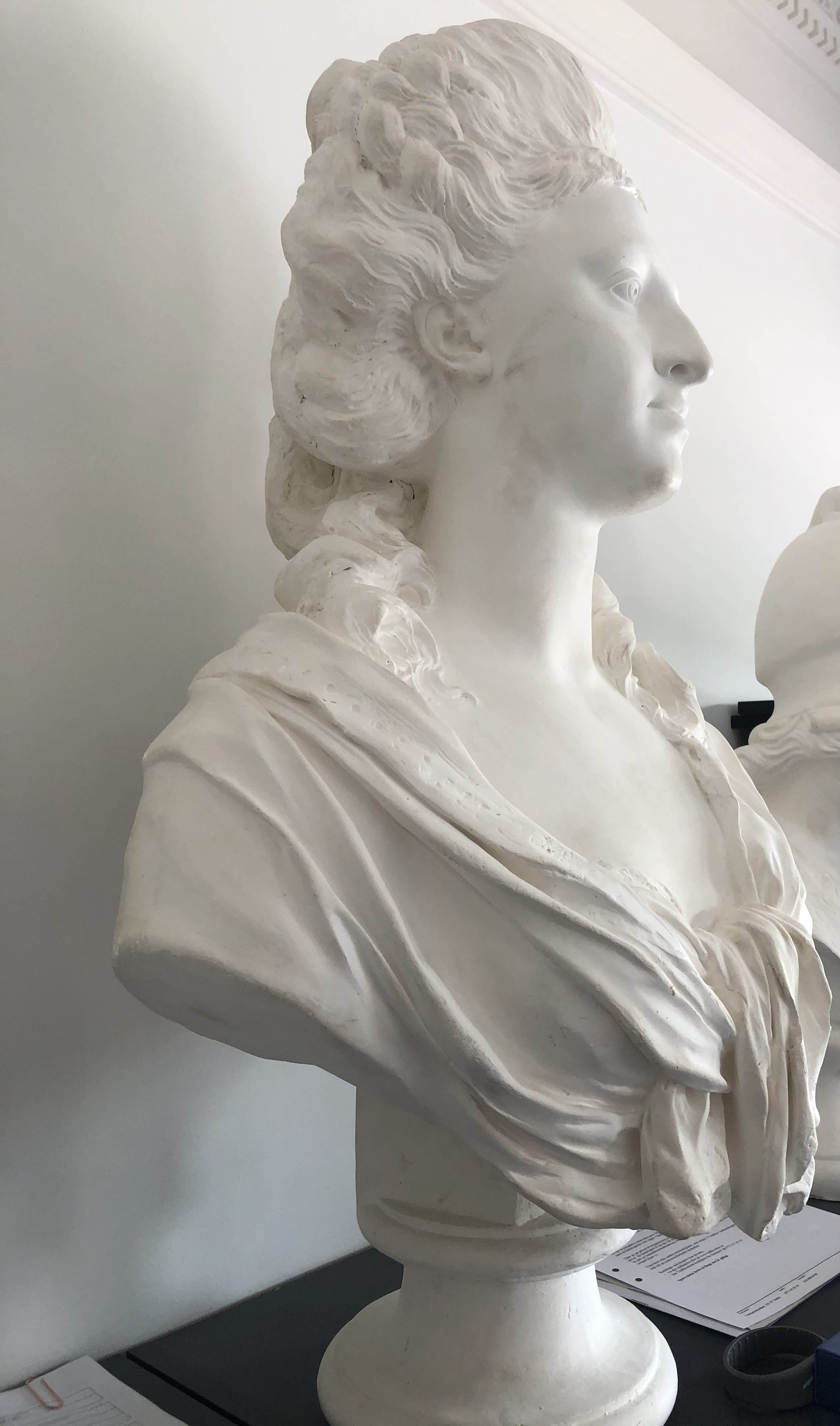 Byst i gips av Hedvig Elisabet Charlotta av Holstein-Gottorp avbildad av Tobias Sergel