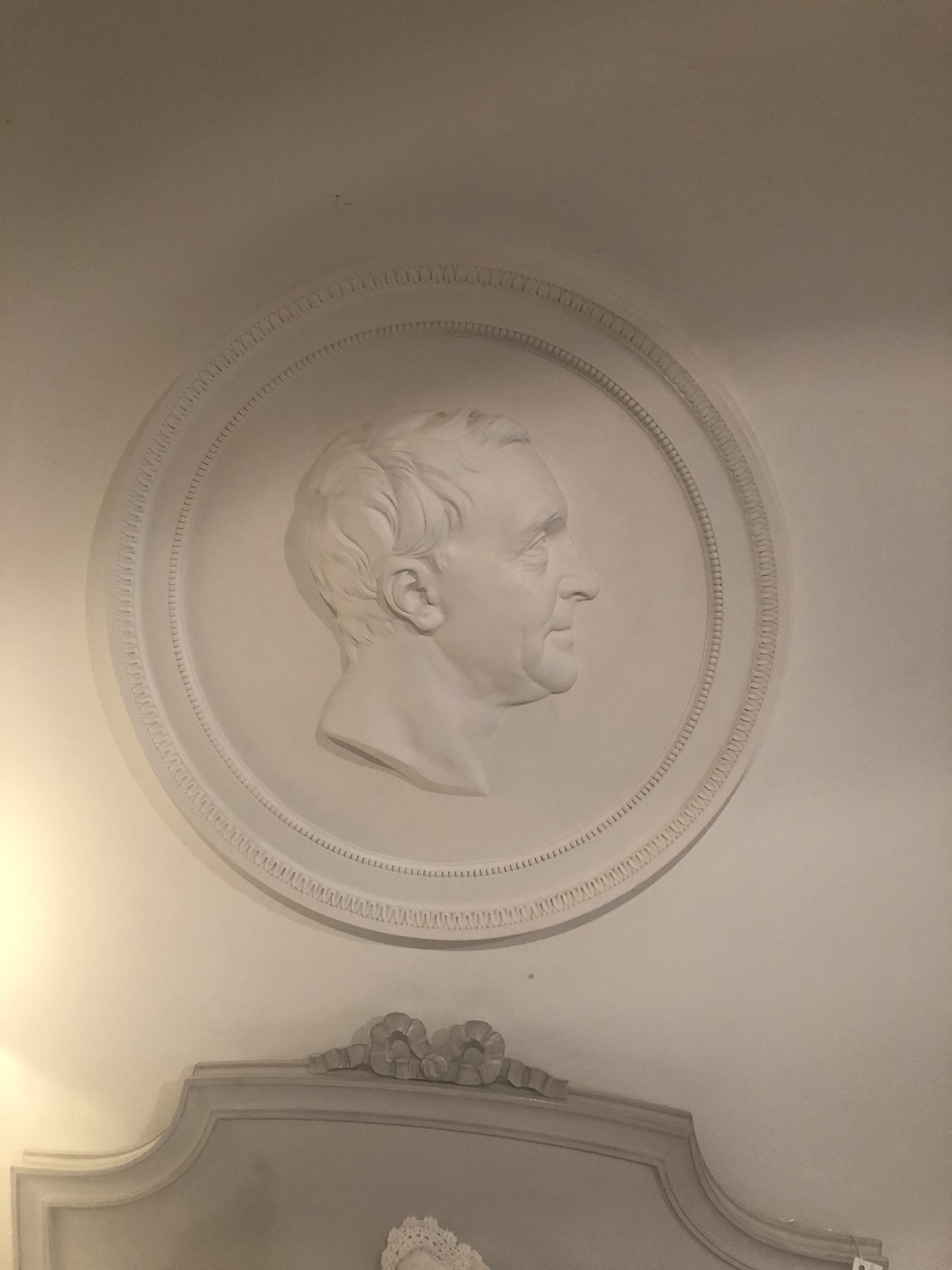 Gipsmedaljong med  Carl von Linné. Avgjutning av Tobias Segels original
