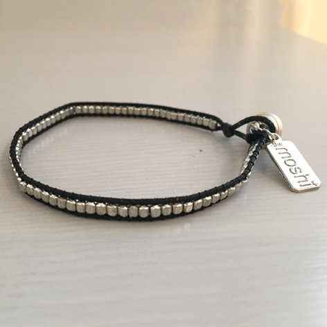 Pompei, svart läderarmband med silverknäppe och silverfärgade pärlor