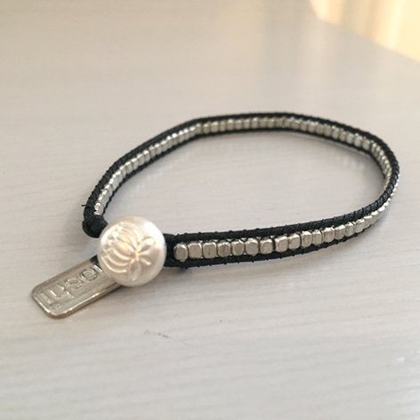 Pompei, svart läderarmband med silverknäppe