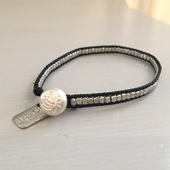 Pompei, svart läderarmband med silverknäppe