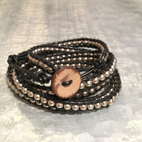 Långt Svart läderarmband med silverpläterade pärlor