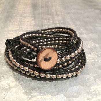 Långt Svart läderarmband med silverpläterade pärlor
