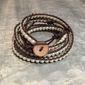 Brunt läderarmband med vita pärlor