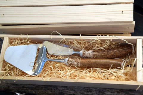 Osthyvel och Smörkniv med handtag av Renhorn, Hantverk från Jokkmokk, Lappland