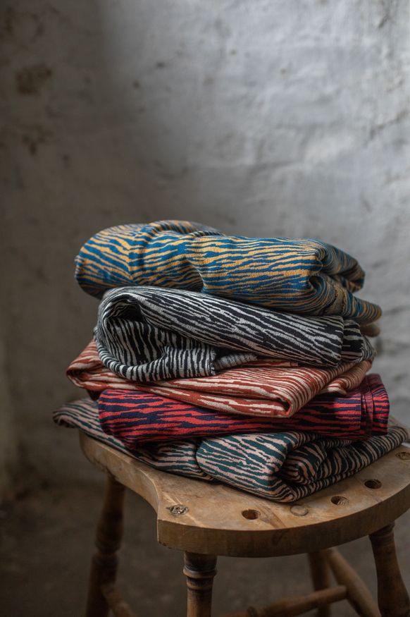 BARK JACQUARD - NAVY BLUE/RED - 3