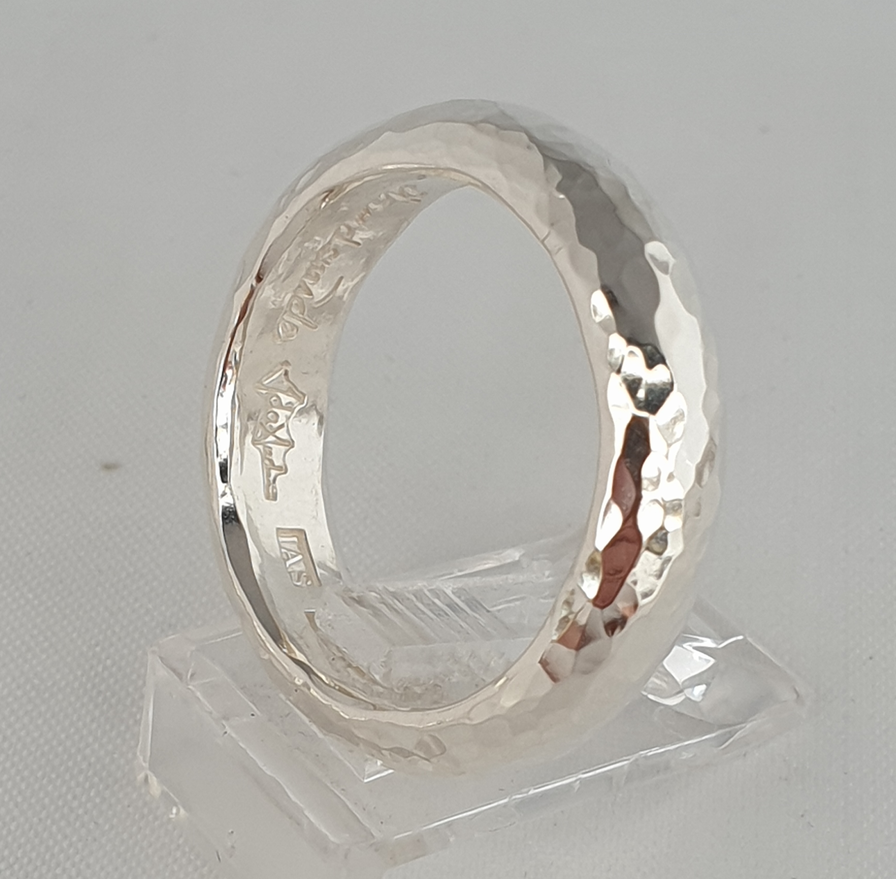 Hamrad välvd ring