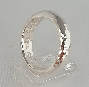 Hamrad välvd ring