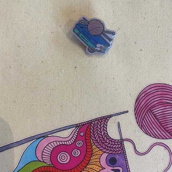 Samlarpins med stickattityd
