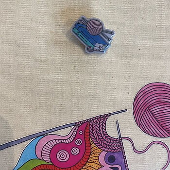 Samlarpins med stickattityd
